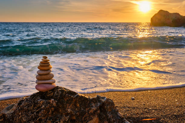 균형과 조화의 개념 - 해변에 돌 스택 - cairn stacking stone rock 뉴스 사진 이미지