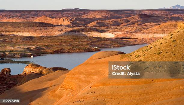 Foto de Lago Powell Rock Adn Hills e mais fotos de stock de Areia - Areia, Arenito, Atividade Recreativa