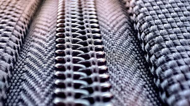 widok z bliska i selektywne ustawianie ostrości zamka błyskawicznego - carbon fiber textile pattern zdjęcia i obrazy z banku zdjęć