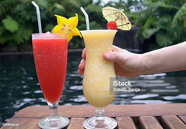 Foto de Bebida Tropical Na Mão e mais fotos de stock de Pina Colada - Pina Colada, Abacaxi, Agarrar