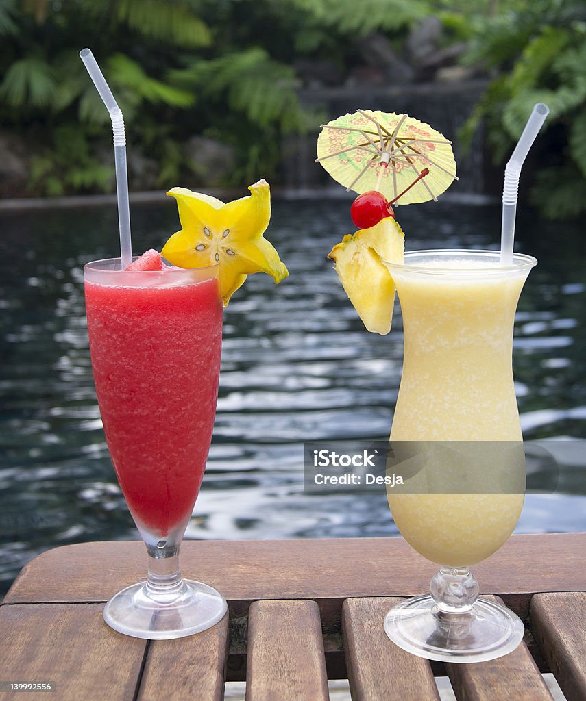 Tropische Drinks vor Wasserfall - Lizenzfrei Alkoholisches Getränk Stock-Foto