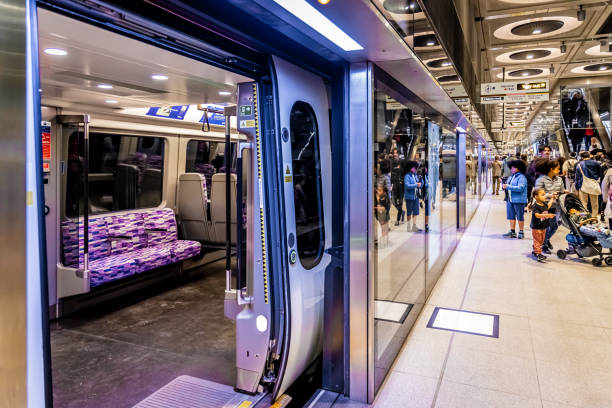 neue elizabeth-linie des londoner u-bahn-netzes, england - langley stock-fotos und bilder