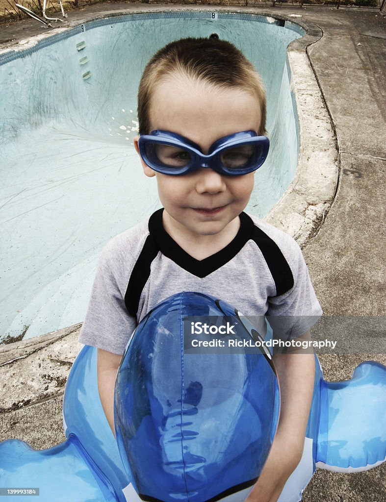 Petit garçon prêt à nager dans la piscine vide - Photo de Piscine libre de droits