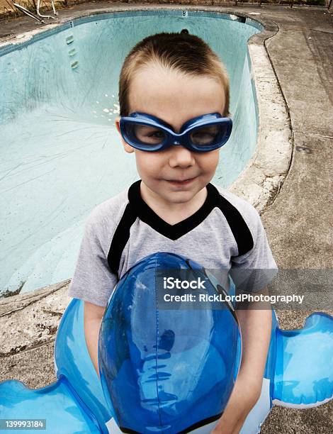 Photo libre de droit de Petit Garçon Prêt À Nager Dans La Piscine Vide banque d'images et plus d'images libres de droit de Piscine - Piscine, Ruiné, Accord - Concepts