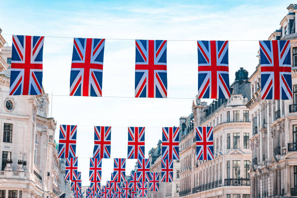 arquitectura londinense: banderas de la union jack - british culture elegance london england english culture fotografías e imágenes de stock