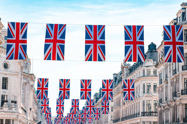 ロンドンの建築:ユニオンジャックフラグ - urban scene regent street city of westminster inner london ストックフォトと画像