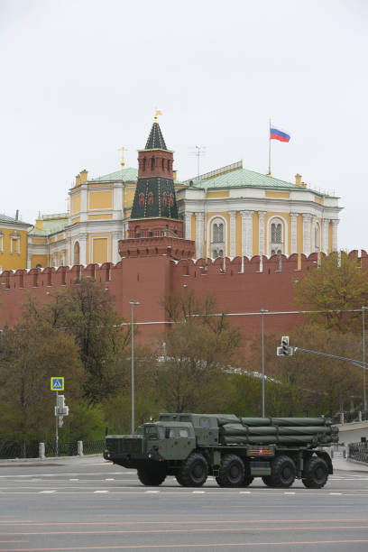 desfile anual el 9 de mayo en la ciudad de moscú, rusia. día de la victoria en la gran guerra patria. fuerzas armadas rusas, soldados con armas, vehículos blindados cerca de la plaza roja, kremlin. punto de referencia - kremlin regiment fotografías e imágenes de stock