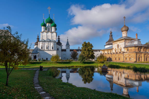 blick auf die kirche st. johannes der theologe und die kirche der hodegetria auf der rechten seite vor dem hintergrund des teiches in vladychy dvor, rostower kreml, rostow veliky, region jaroslawl, russland - yaroslavl russia religion church stock-fotos und bilder