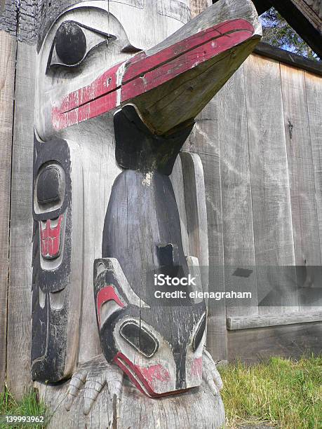 Haida Totem - zdjęcia stockowe i więcej obrazów Bajka - Bajka, Część ciała zwierzęcia, Drzewo