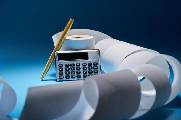 добавление машинной ленты и калькулятора на синем фоне - spreadsheet home finances business finance стоковые фото и изображения