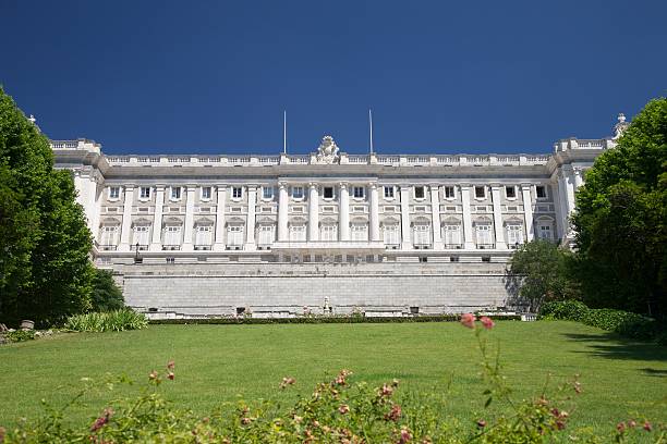 fachada do palácio real de madrid - urban scene real estate nobody white imagens e fotografias de stock