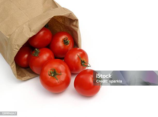 Foto de Tomates Em Um Saco De Papel e mais fotos de stock de Alimentação Saudável - Alimentação Saudável, Antioxidante, Bolsa - Objeto manufaturado