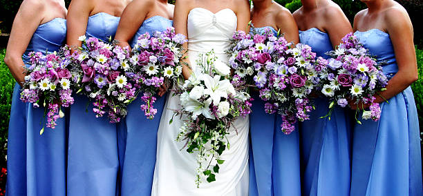concentrarsi su bouquet - wedding dress bouquet wedding bride foto e immagini stock