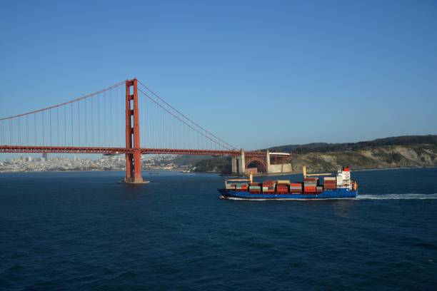 container ship entra nella baia di san francisco - golden gate bridge bridge large san francisco county foto e immagini stock