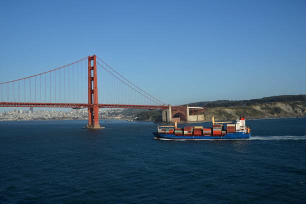 kontener ship wpływający do zatoki san francisco - golden gate bridge bridge large san francisco county zdjęcia i obrazy z banku zdjęć