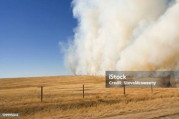 Foto de Prairie Fire e mais fotos de stock de Acidente - Acidente, Arame, Azul