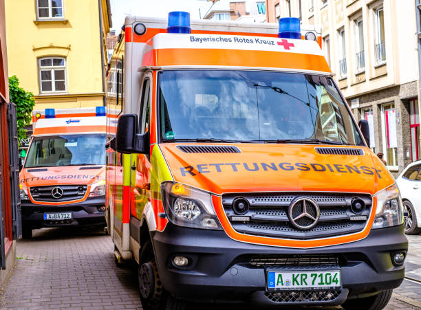 voiture d’ambulance allemande typique à augsbourg - ambulance healthcare and medicine germany car photos et images de collection