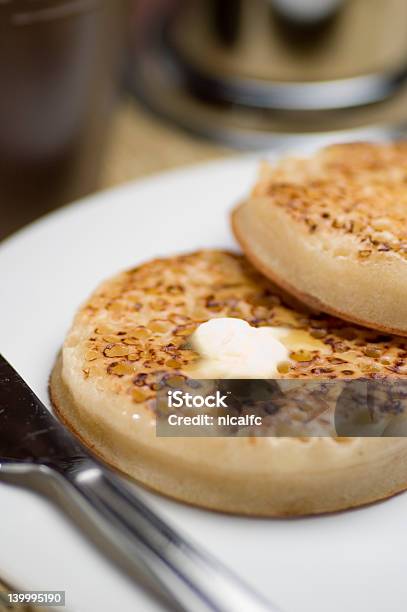 Crumpet Desayuno Foto de stock y más banco de imágenes de Alimento - Alimento, Asistencia sanitaria y medicina, Blanco - Color