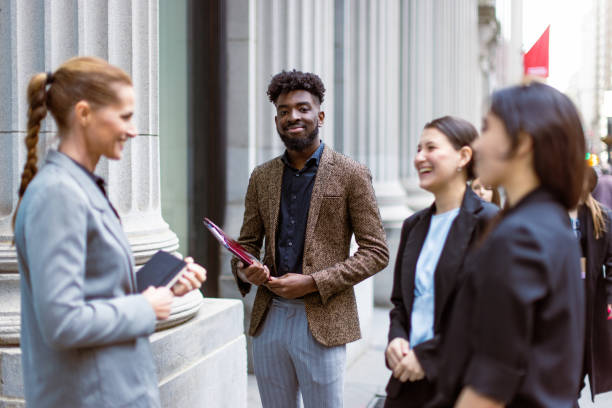 pessoas de negócios falando em frente ao escritório - wall street new york city street bank - fotografias e filmes do acervo