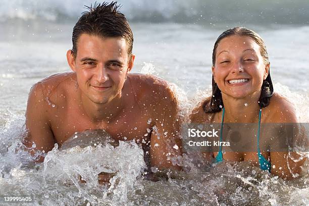 Disfruta De Foto de stock y más banco de imágenes de Adulto - Adulto, Adulto joven, Agua