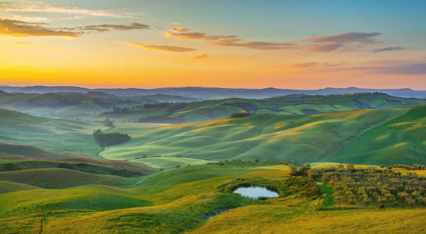 istock Sunrise in Tuscany 1399955071