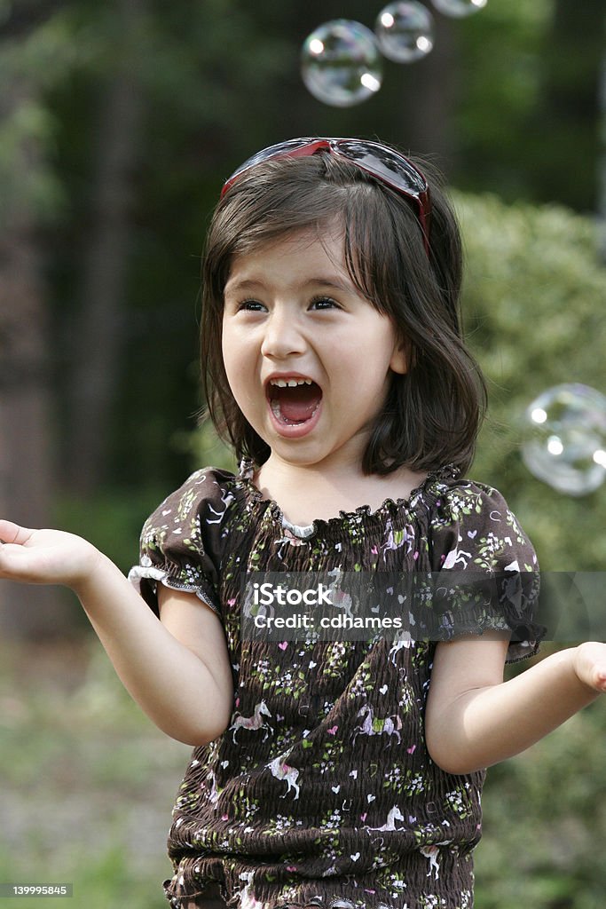 Menina sorrindo e perseguindo bolhas - Foto de stock de Adulto royalty-free