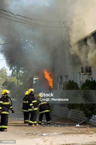 Firemen W Pracy 2 - zdjęcia stockowe i więcej obrazów Strażak - Strażak, Czarny kolor, Członek ekipy ratunkowej