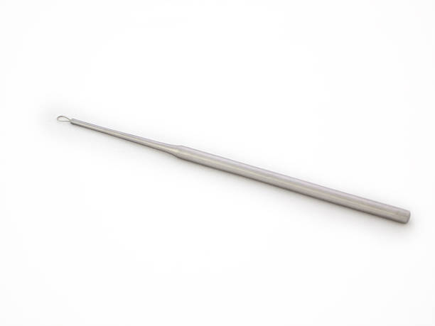 Cerumen curette isolado em um fundo branco - foto de acervo