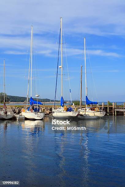 Veleros En Reposo Foto de stock y más banco de imágenes de Bahía - Bahía, Actividades recreativas, Agua