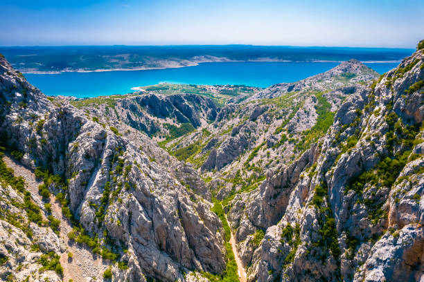 parco nazionale del canyon di paklenica sulla vista aerea del monte velebit - croatia nature tree plant foto e immagini stock