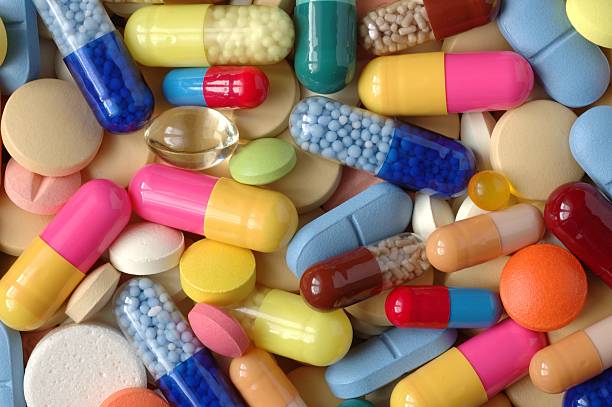 таблетки - pill multi colored capsule nutritional supplement стоковые фото и изображения