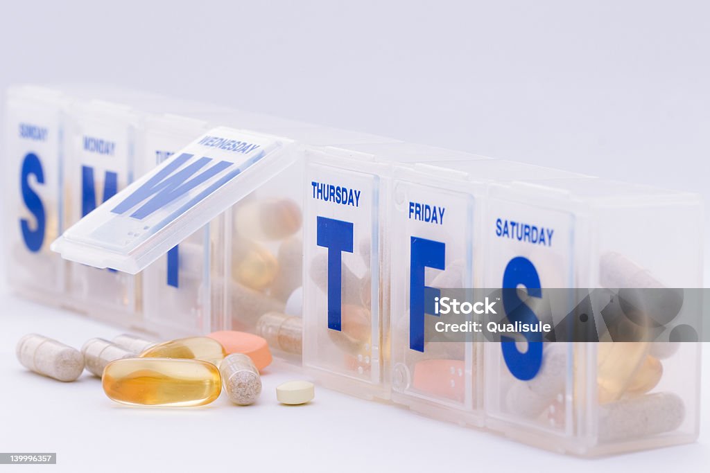 Supplemento giornaliero di vitamina E pillole con organizer - Foto stock royalty-free di Farmaco