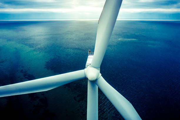 windturbinen auf see - sea wind turbine turbine wind stock-fotos und bilder