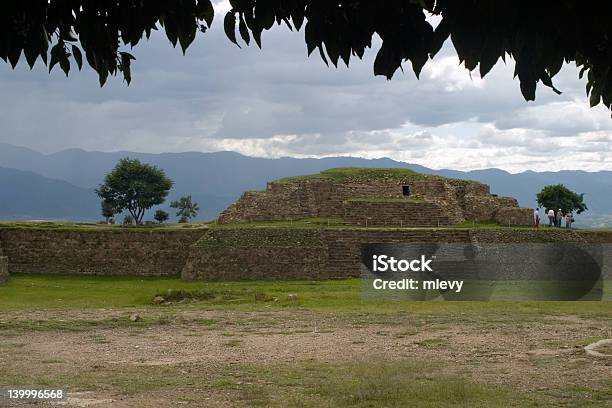 Photo libre de droit de Ruines Dans La Jungle banque d'images et plus d'images libres de droit de Aztèque - Aztèque, Tête olmèque, Amérique centrale