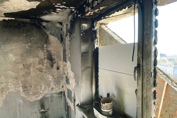dom po pożarze, spalony pokój od wewnątrz - char grilled fire coal heat zdjęcia i obrazy z banku zdjęć