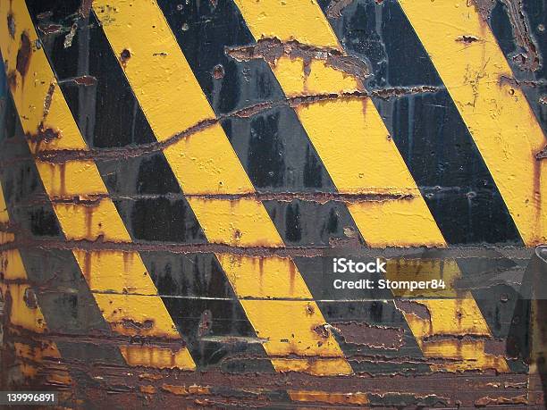 Rusty Precaución Rayas Foto de stock y más banco de imágenes de Amarillo - Color - Amarillo - Color, Color negro, Con textura