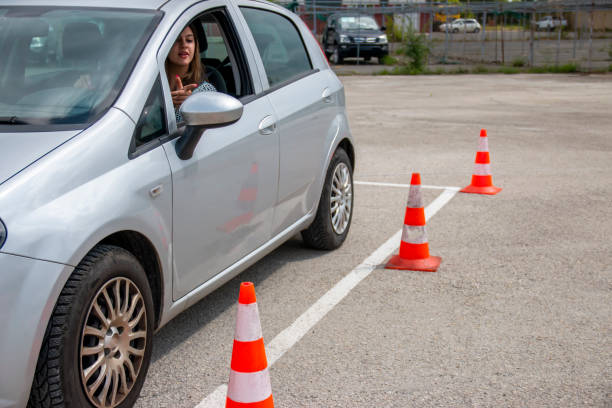 esame di guida. parcheggio di formazione - driving training car safety foto e immagini stock