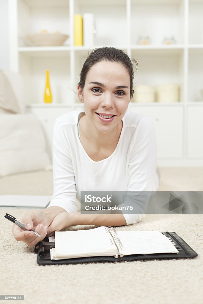 Belle fille étudier chez vous - Photo de Adulte libre de droits