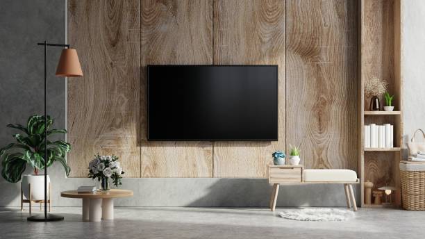 télévision murale en bois dans le salon moderne avec décoration d’accessoires sur fond de béton. - home cinéma photos et images de collection