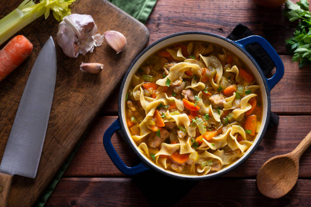 sopa de pollo con fideos - soup chicken soup chicken noodle soup food fotografías e imágenes de stock