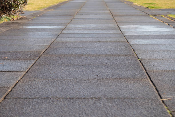 istock Scenery after the rain. Cobblestone roads and puddles. 1399989651