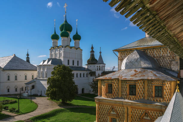 chiesa di san giovanni evangelista dalla galleria del cremlino di rostov in una soleggiata giornata estiva, rostov veliky, regione di yaroslavl, russia - yaroslavl russia religion church foto e immagini stock