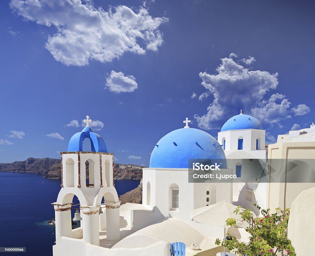 Hermoso azul de cúpula church in Santorini island - Foto de stock de Agua libre de derechos