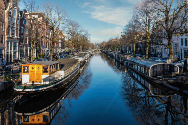 canais de amsterdã em um dia ensolarado. - amstel river - fotografias e filmes do acervo