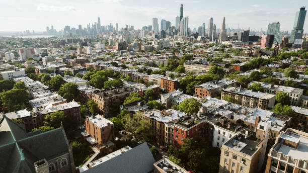 brooklyn neighborhoods with manhattan skyline - brooklyn imagens e fotografias de stock