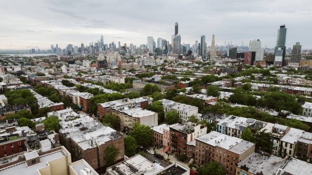 dzielnice brooklynu z panoramą manhattanu - barclays center zdjęcia i obrazy z banku zdjęć