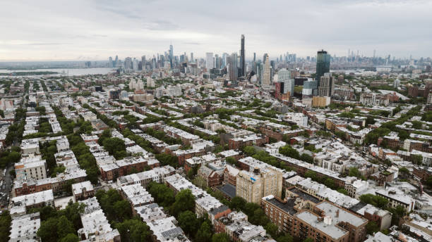 dzielnice brooklynu z panoramą manhattanu - barclays center zdjęcia i obrazy z banku zdjęć