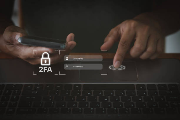 Businessman using a laptop login protection with 2FA, Two-Factor Authentication, Cybersecurity privacy protect data. internet network security technology. Personal online privacy. Cyber hacker threat. hombre de negocios que usa una protección de inicio de sesión portátil con 2fa, autenticación de dos factores, privacidad de ciberseguridad proteger los datos. tecnología de seguridad de red de internet. privacidad personal en línea. amenaza de hacke