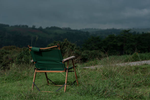 cadeira solitária sob a vista da frente das belas montanhas. - coffee pot audio - fotografias e filmes do acervo