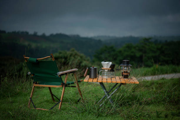 mesa e cadeiras com café gotejamento em uma atmosfera de camping - coffee pot audio - fotografias e filmes do acervo